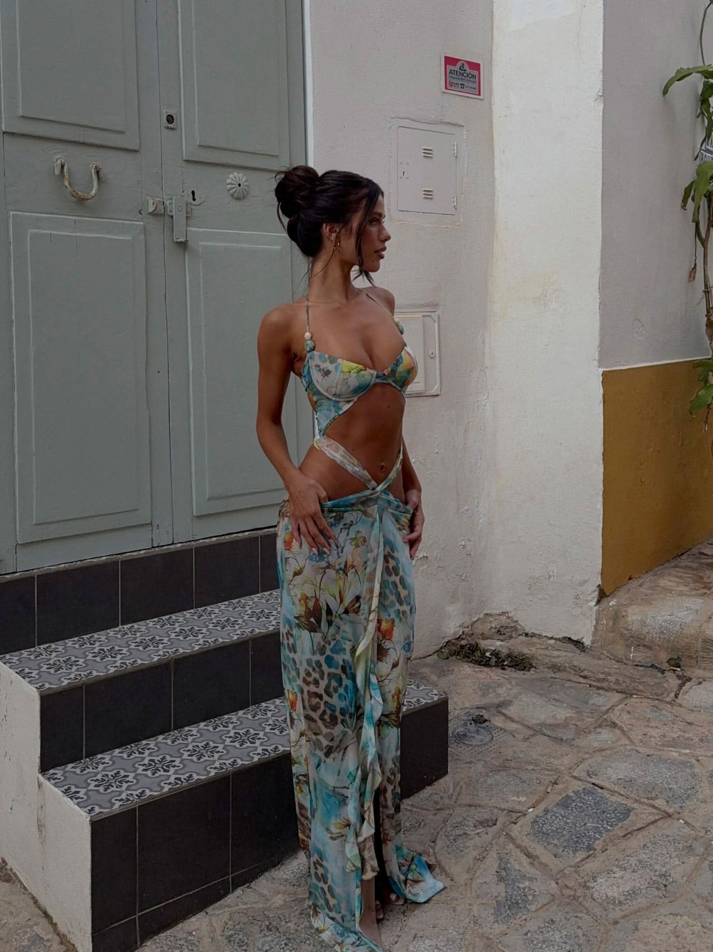 Beautifully Finished Dress in a Timeless Design