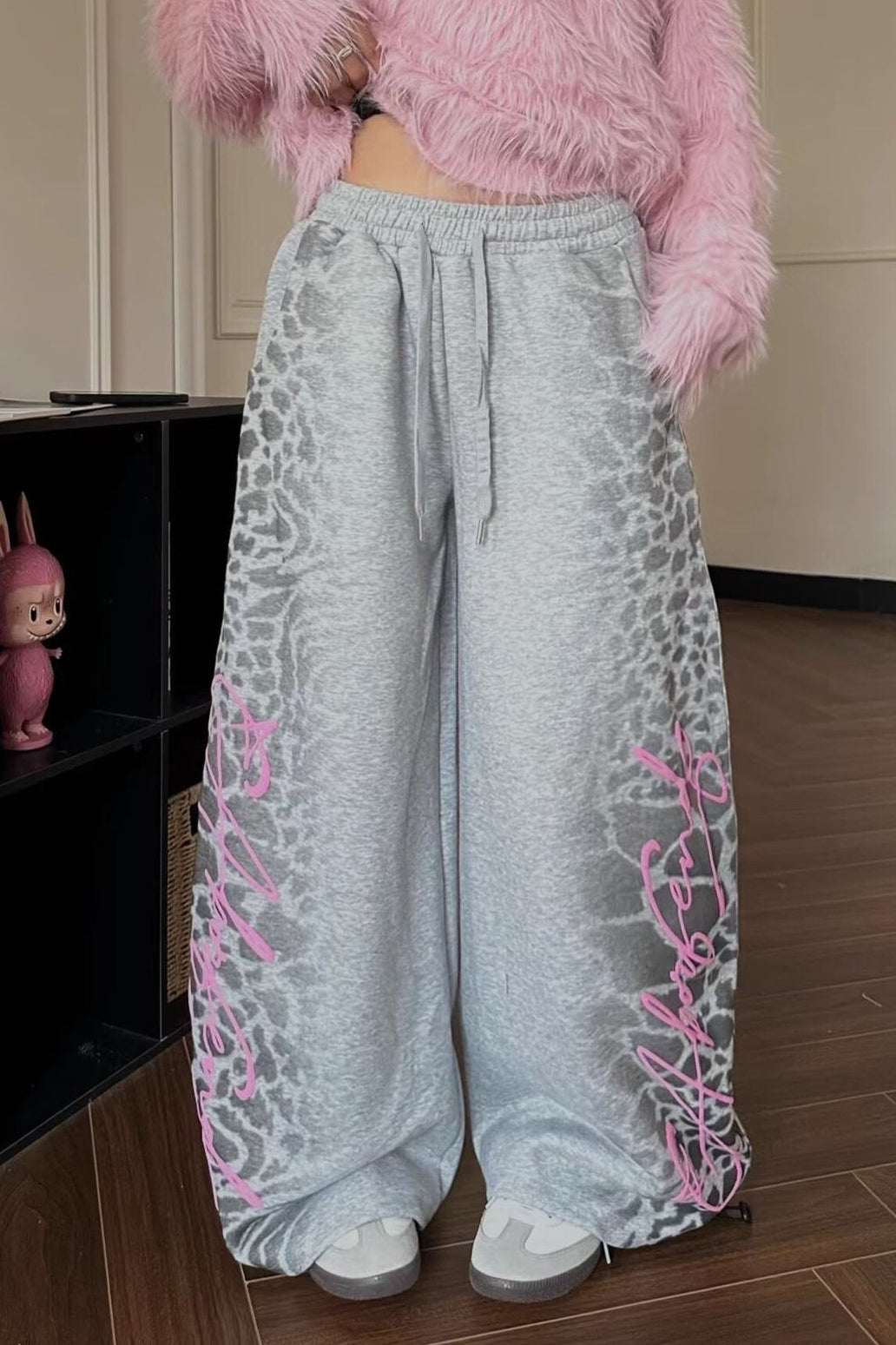 Effortlessly Elegant Pants with a Timeless Design