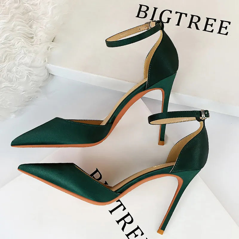 A Vintage Style Heels with Delicate Timeless Details