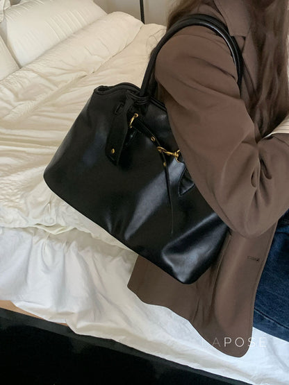Polished Bag with an Effortless Classic Look