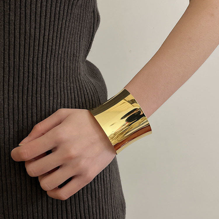 Effortlessly Elegant Garment with a Timeless Design