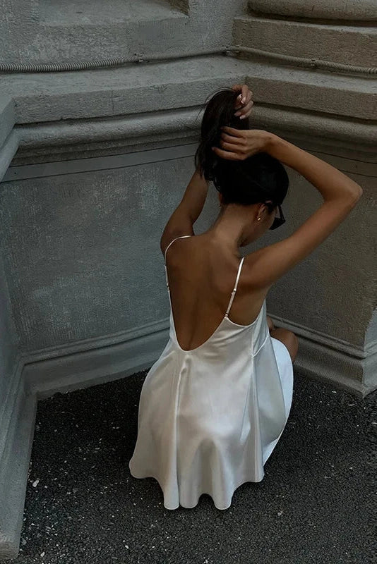 Beautifully Finished Dress in a Timeless Design