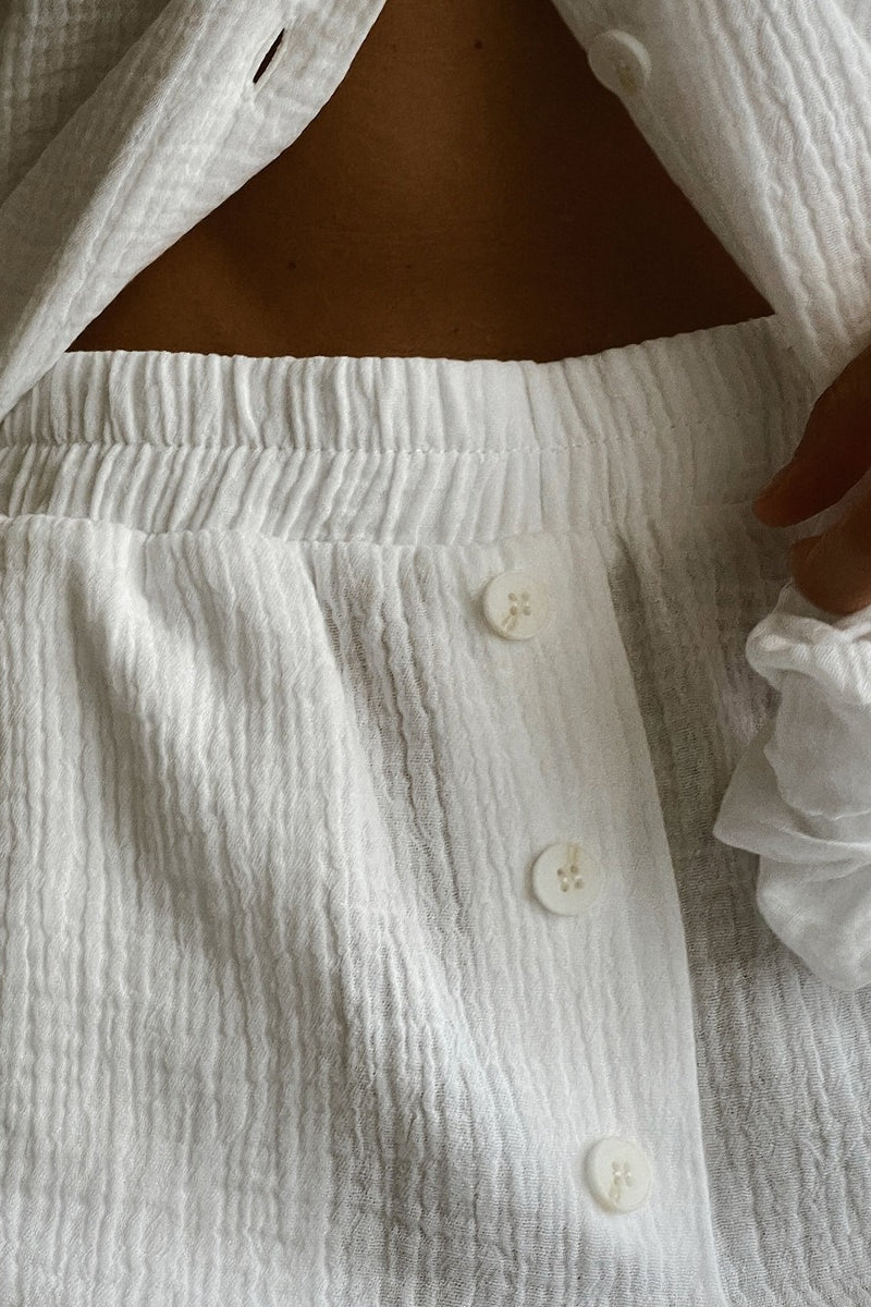 Effortlessly Elegant Pants with a Timeless Design