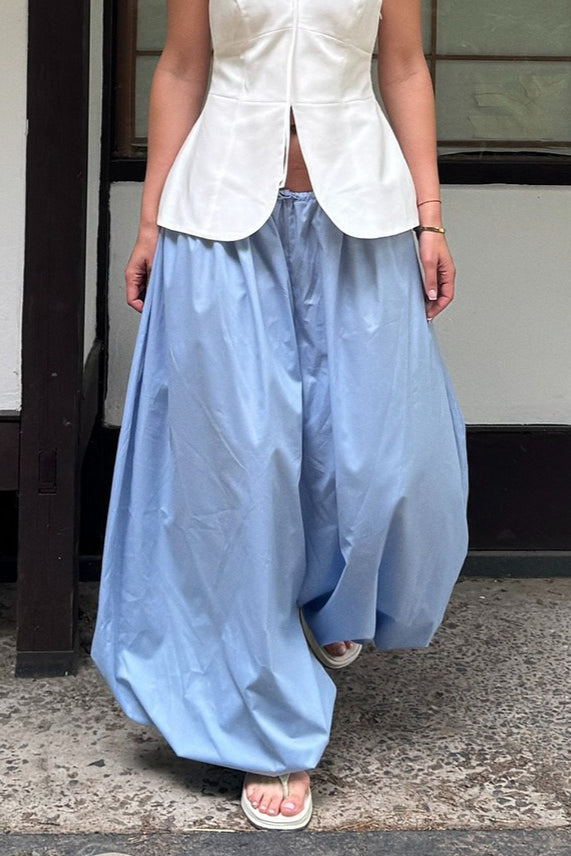 Effortlessly Elegant Pants with a Timeless Design