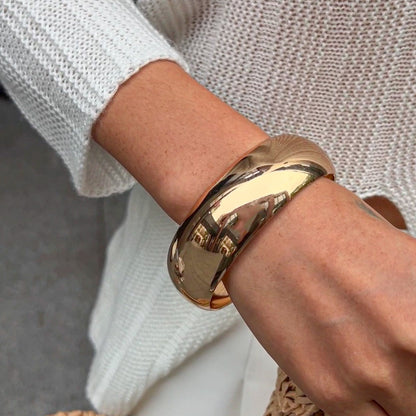 Effortlessly Elegant Garment with a Timeless Design