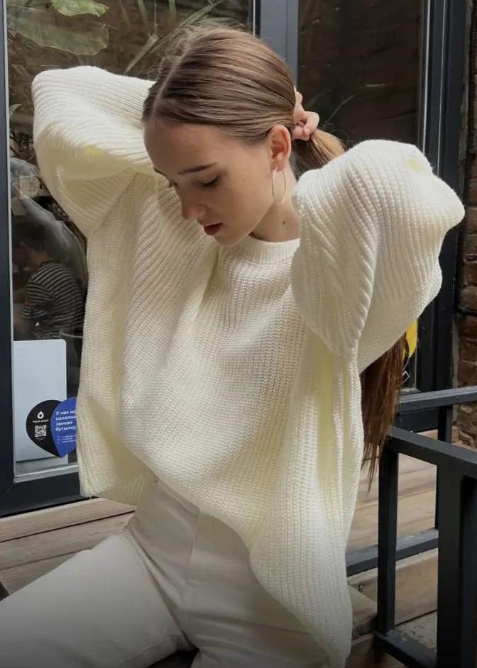 Well Tailored Sweater with a Graceful Silhouette
