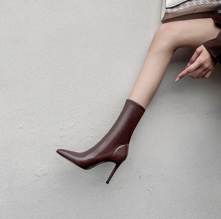 Well Tailored Boots with a Graceful Silhouette