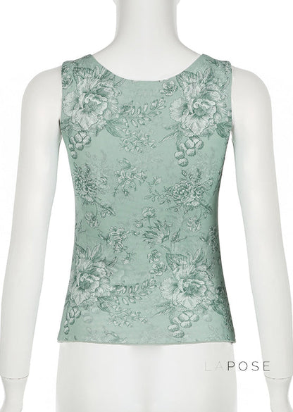 Well Tailored Top with a Graceful Silhouette