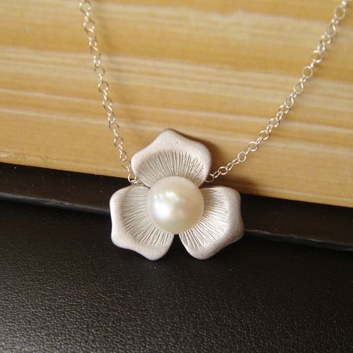 White Pearl Flower Necklace