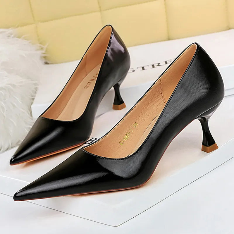 Effortlessly Elegant Garment with a Timeless Design