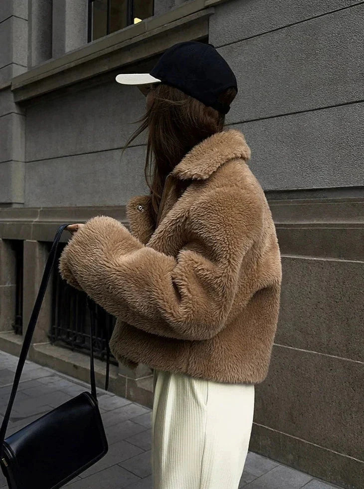Well Tailored Coat with a Graceful Silhouette