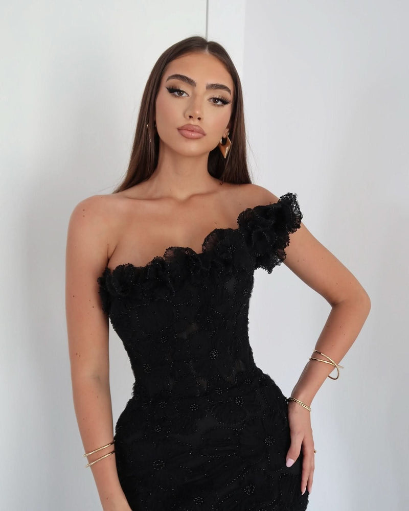Effortlessly Elegant Garment with a Timeless Design