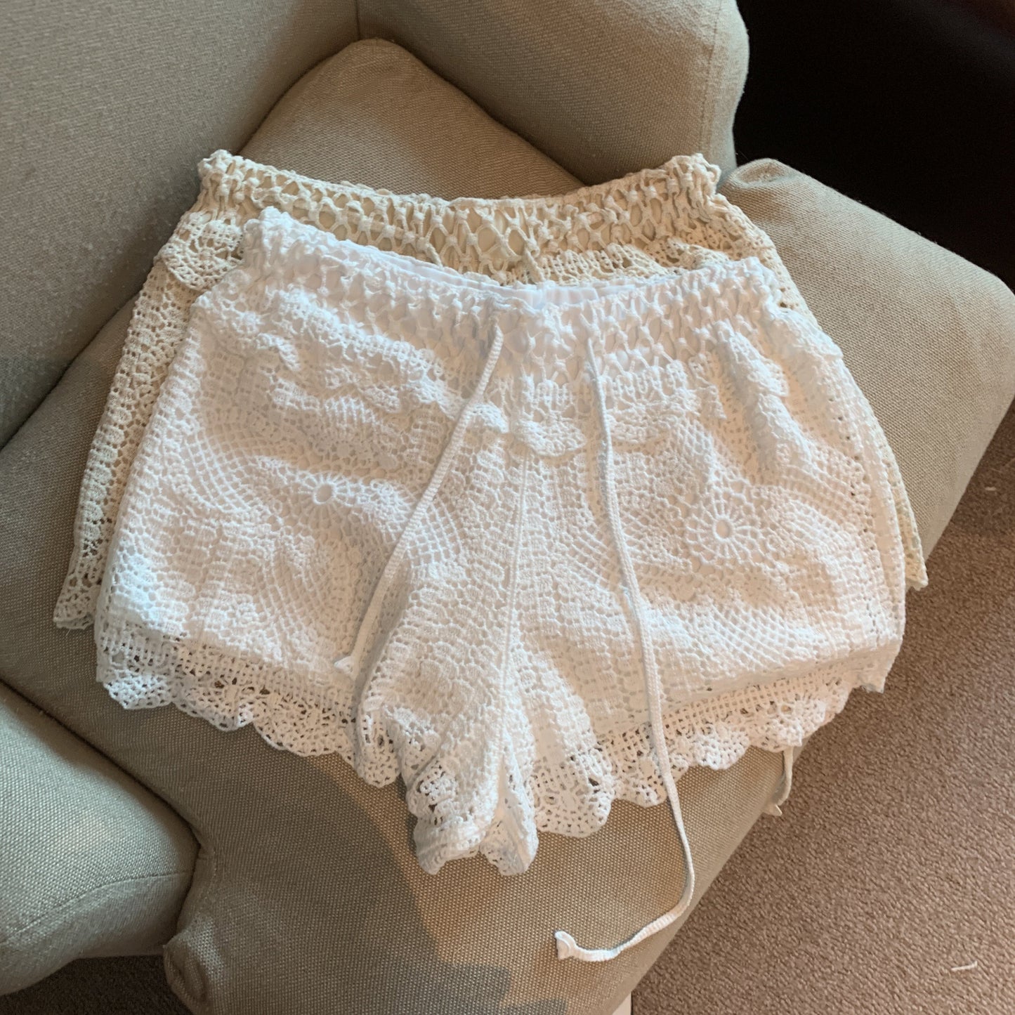 Effortlessly Elegant Pants with a Timeless Design