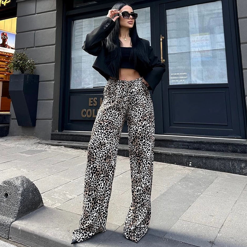 Effortlessly Elegant Pants with a Timeless Design