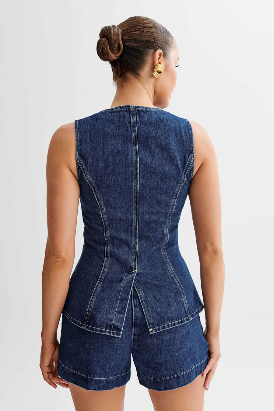 Well Tailored Top with a Graceful Silhouette