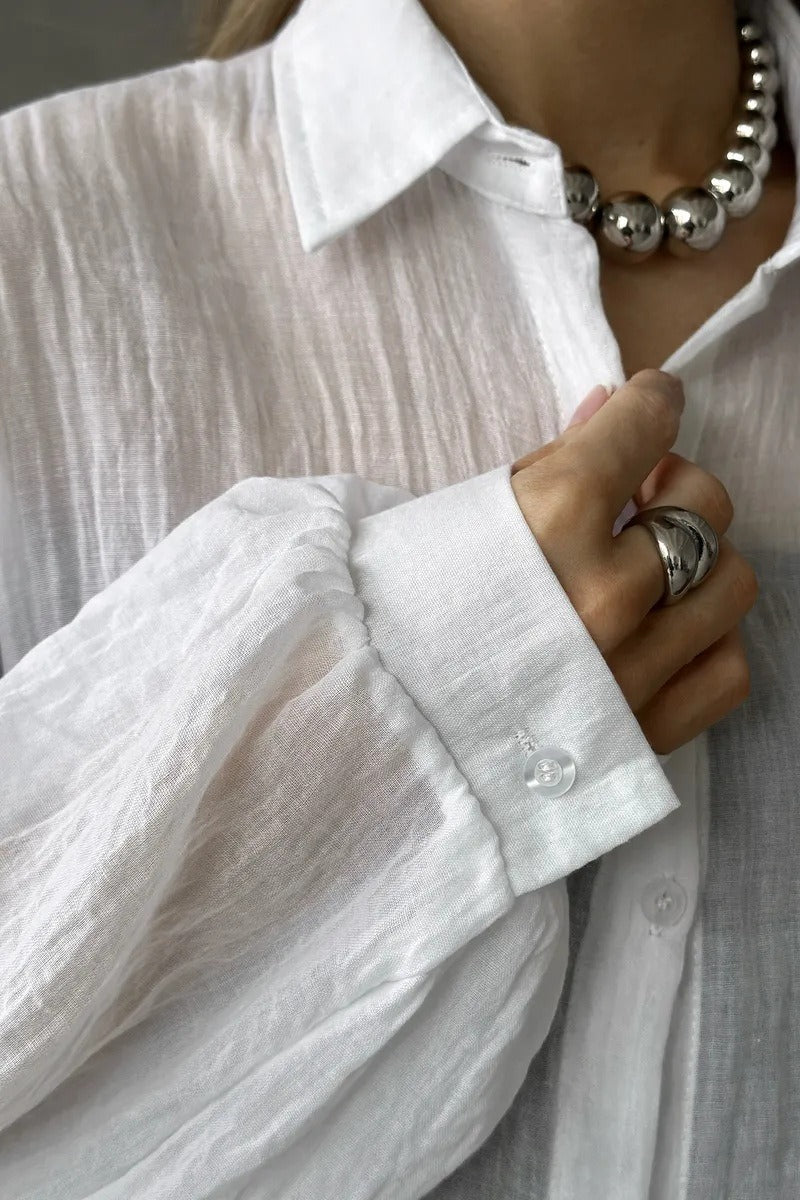 Well Tailored Blouse with a Graceful Silhouette
