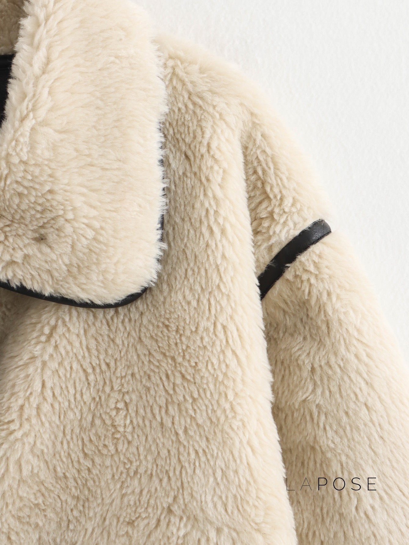 Effortlessly Elegant Coat with a Timeless Design