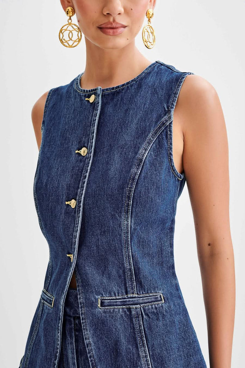 Well Tailored Top with a Graceful Silhouette