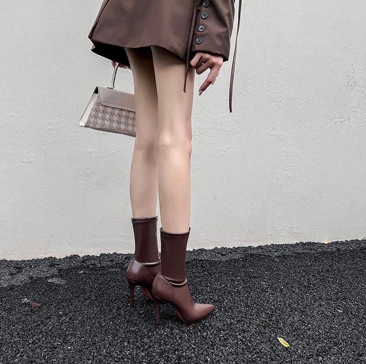 Well Tailored Boots with a Graceful Silhouette