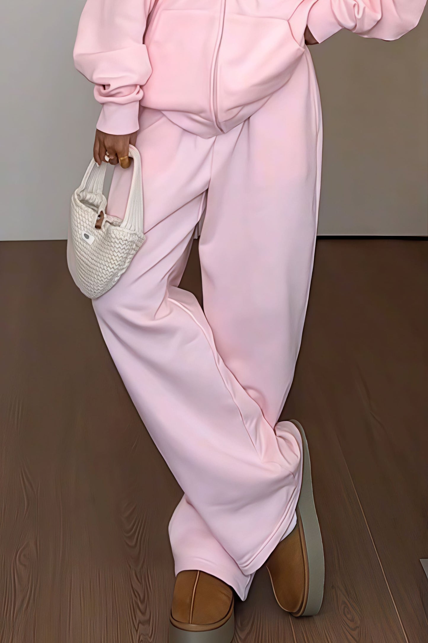 Effortlessly Elegant Pants with a Timeless Design