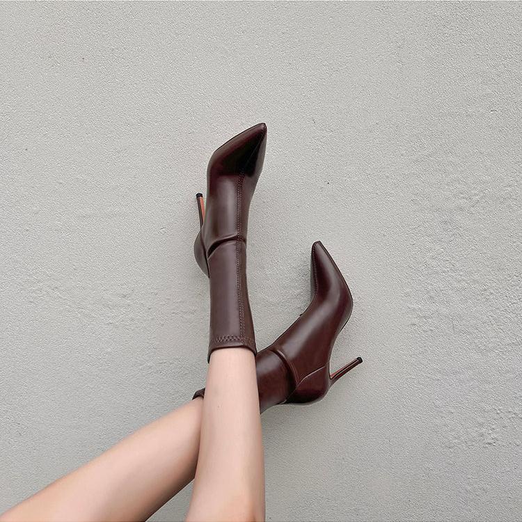 Well Tailored Boots with a Graceful Silhouette