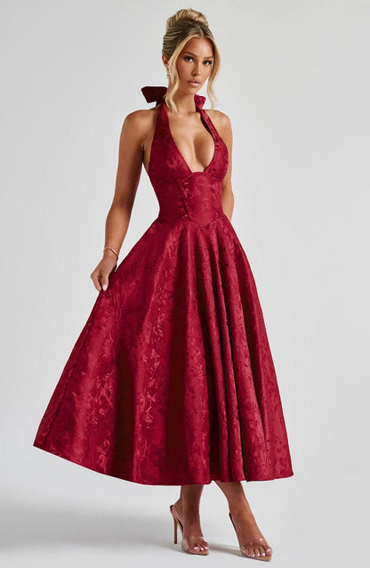 Well Tailored Dress with a Graceful Silhouette
