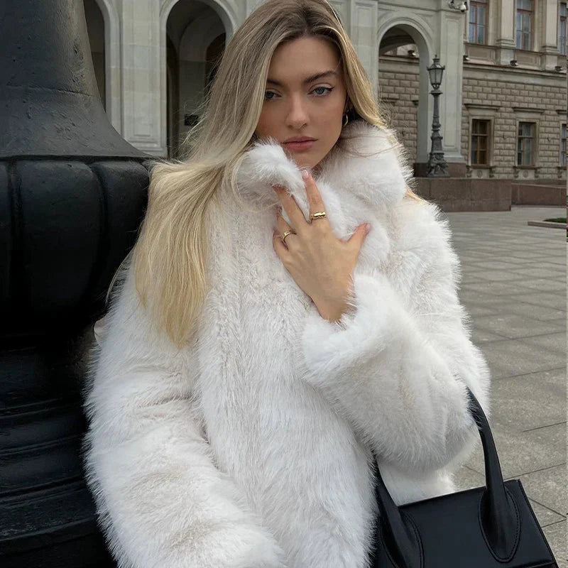 Effortlessly Elegant Coat with a Timeless Design