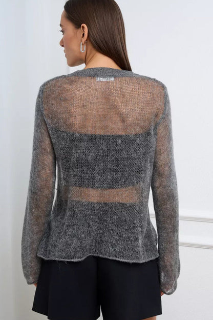 Well Tailored Blouse with a Graceful Silhouette