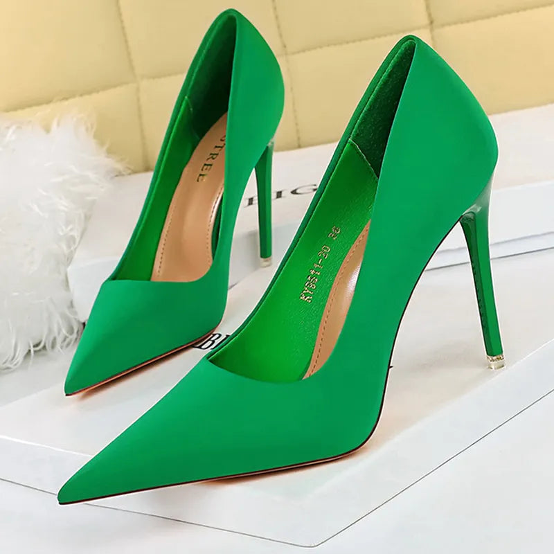Effortlessly Elegant Heels with a Timeless Design