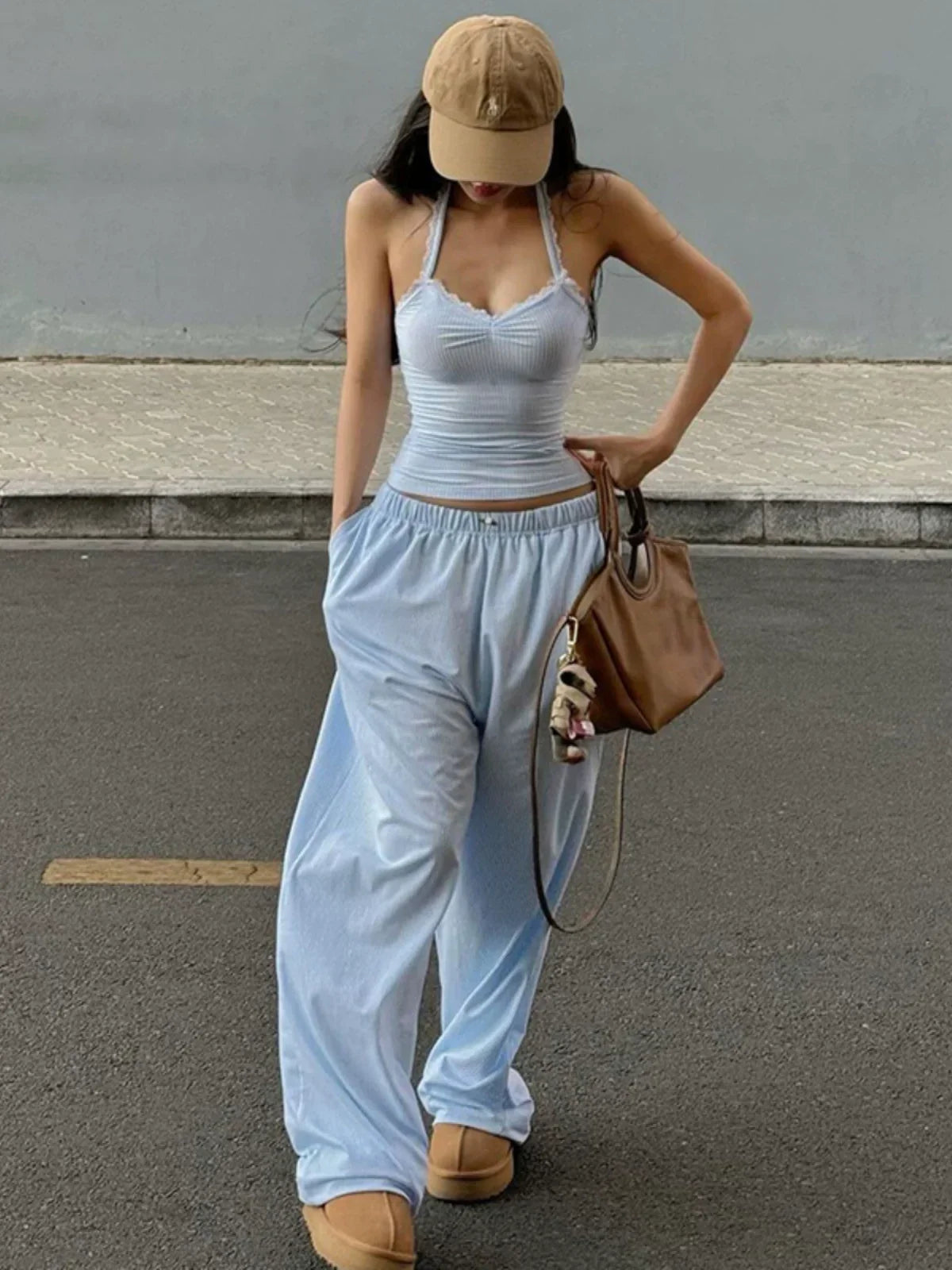 Effortlessly Elegant Pants with a Timeless Design