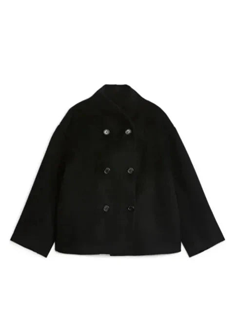 Well Tailored Coat with a Graceful Silhouette
