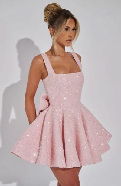 Beautifully Finished Dress in a Timeless Design