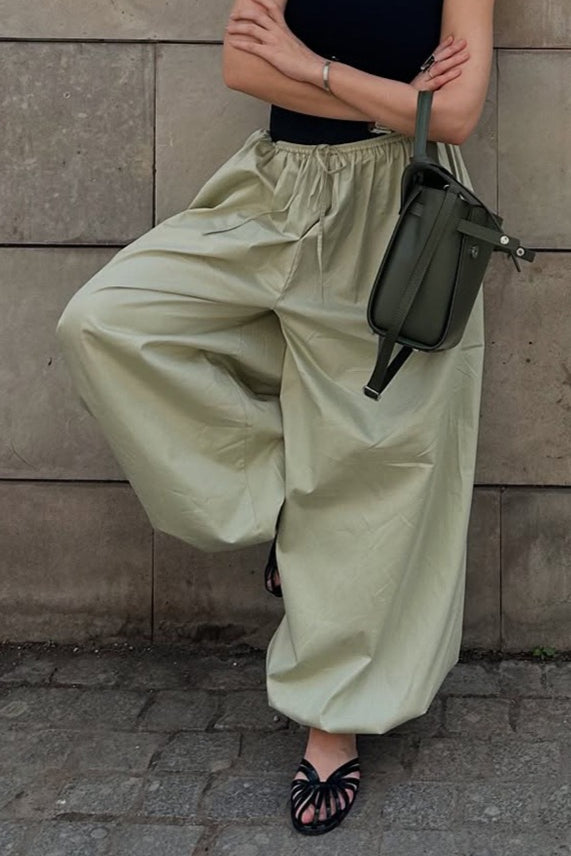 Effortlessly Elegant Pants with a Timeless Design