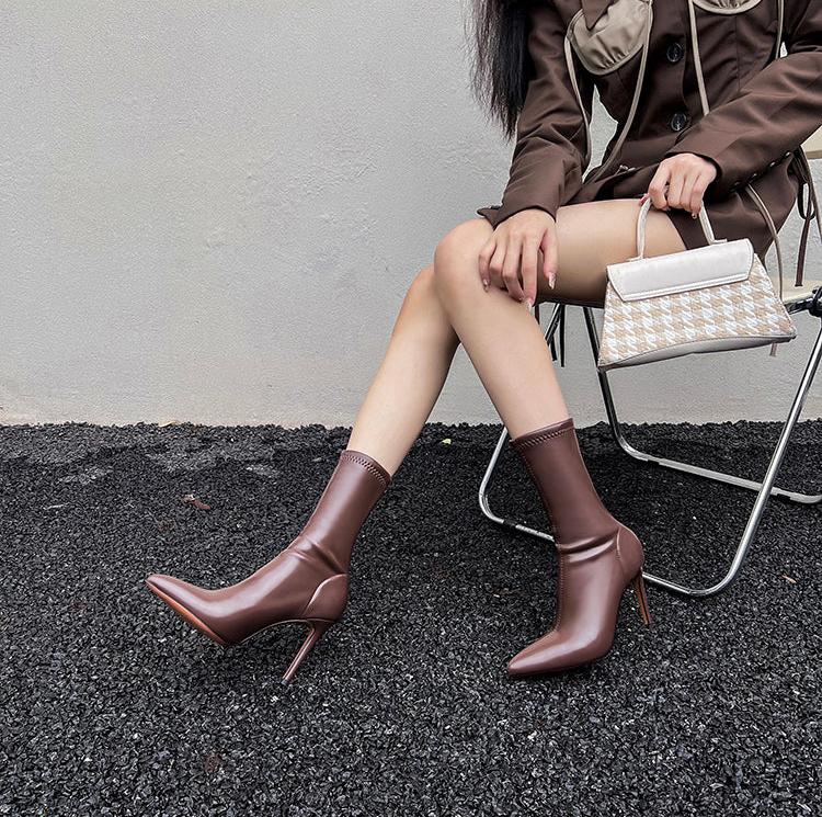 Well Tailored Boots with a Graceful Silhouette