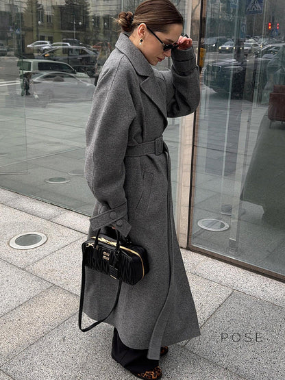 Well Tailored Coat with a Graceful Silhouette