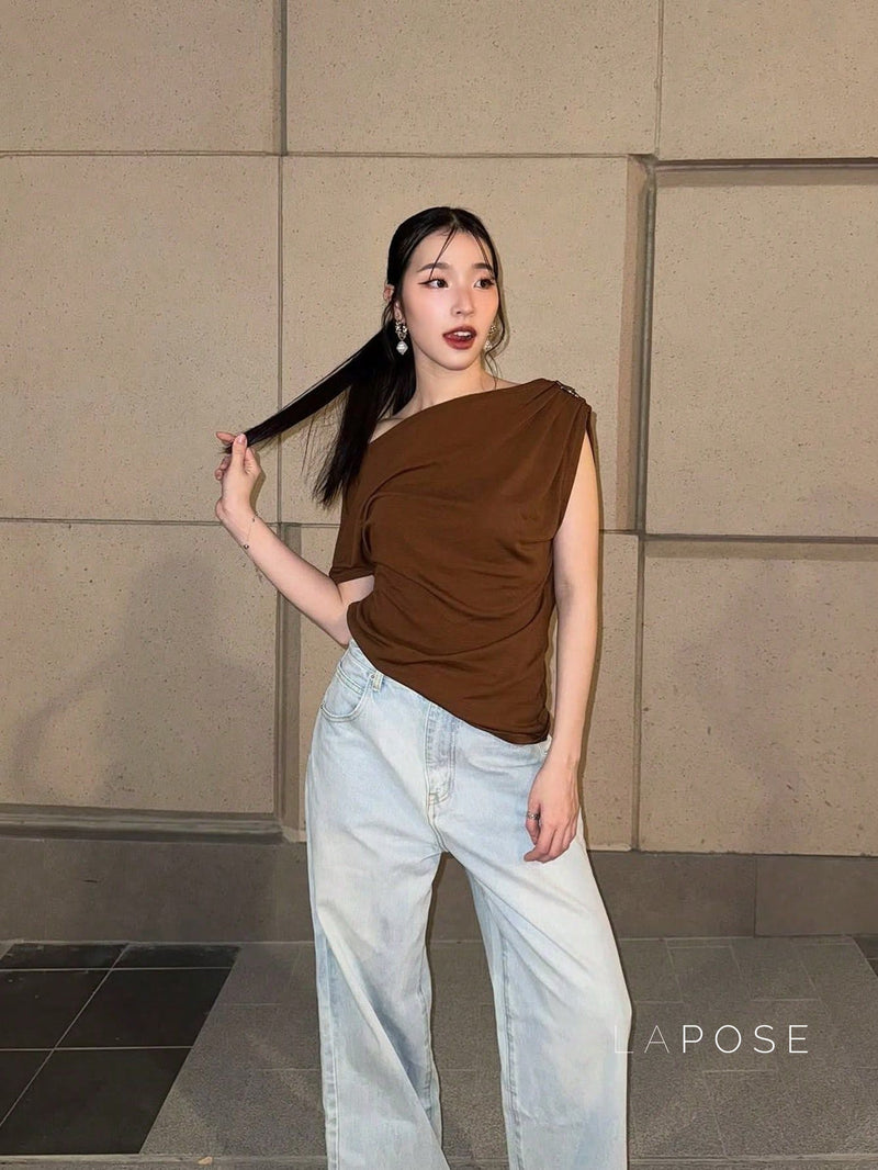 Well Tailored Top with a Graceful Silhouette