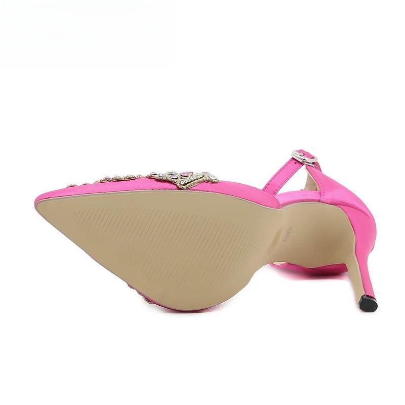 Effortlessly Elegant Heels with a Timeless Design