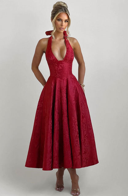 Well Tailored Dress with a Graceful Silhouette