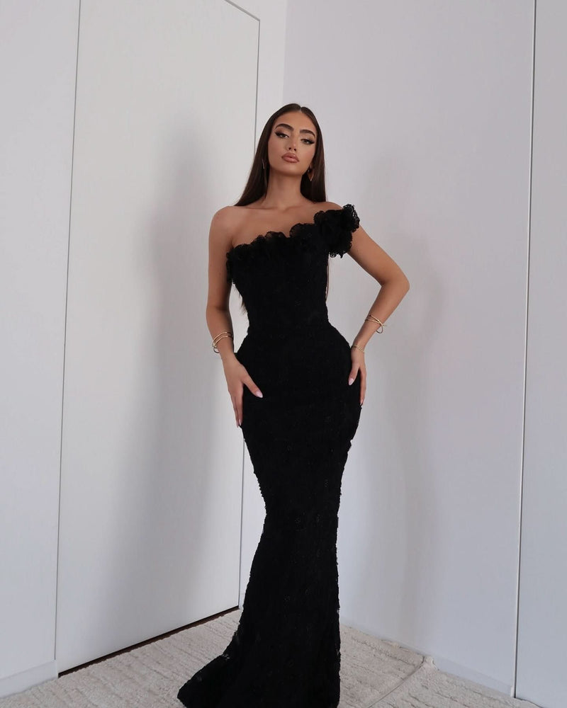 Effortlessly Elegant Garment with a Timeless Design