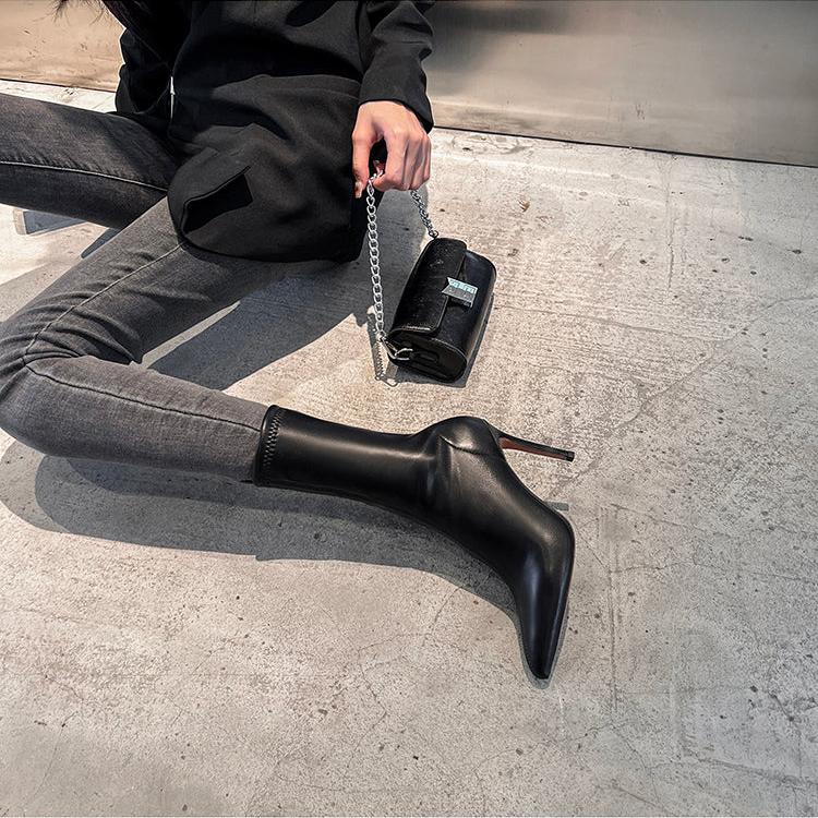 Well Tailored Boots with a Graceful Silhouette