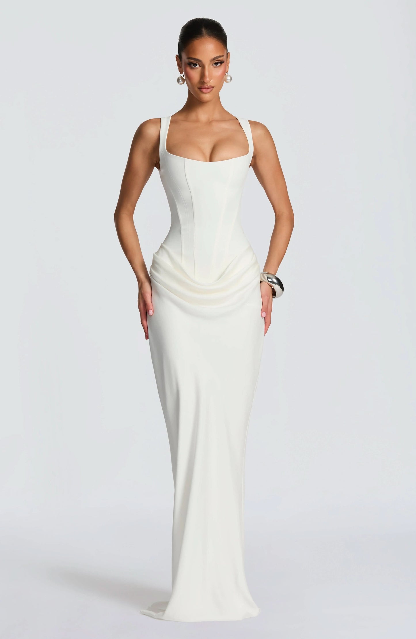 Well Tailored Dress with a Graceful Silhouette