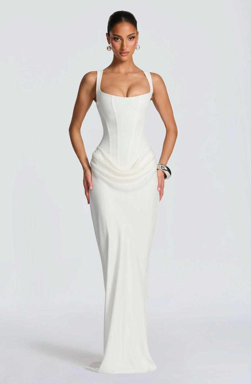 Well Tailored Dress with a Graceful Silhouette