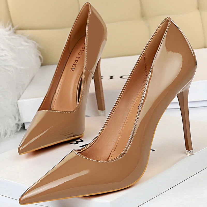 Sophisticated Garment with a Clean Classic Look