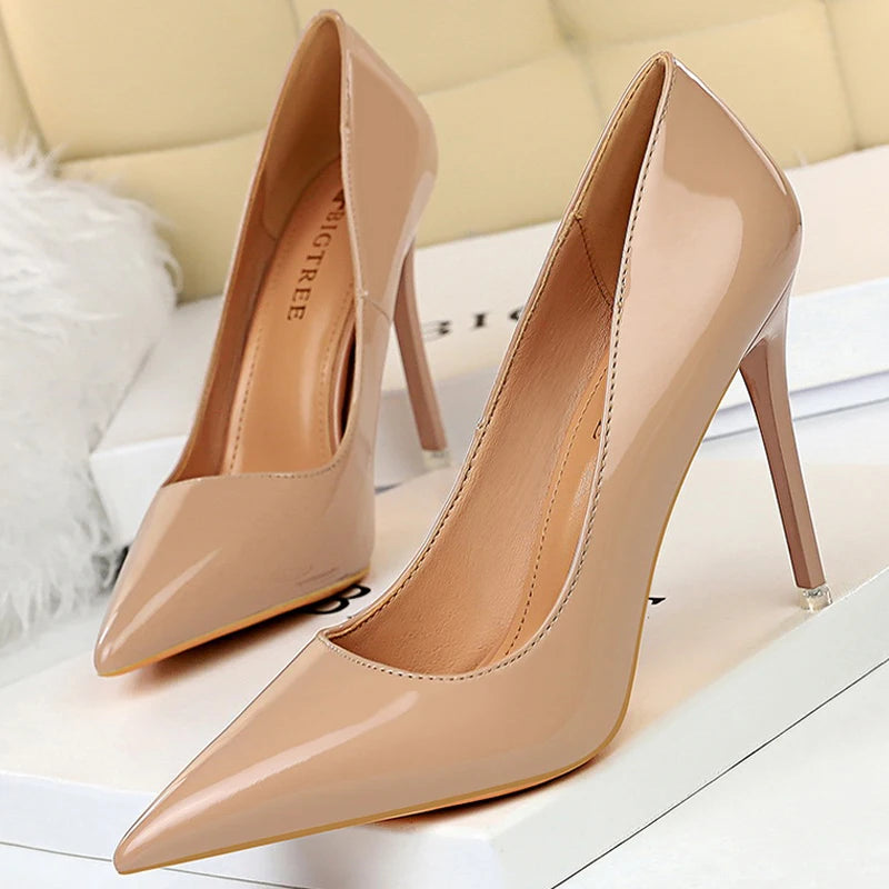 Sophisticated Garment with a Clean Classic Look