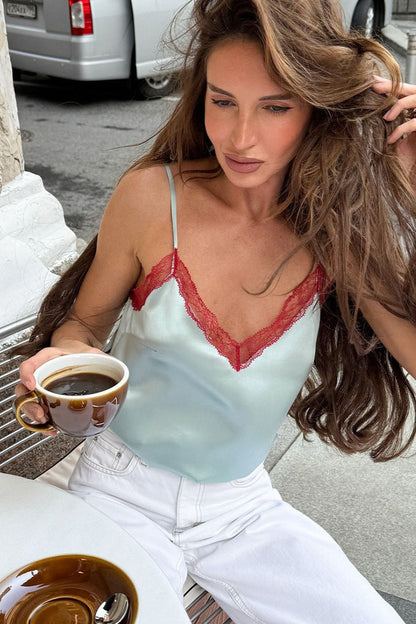 Beautifully Finished Top in a Timeless Design