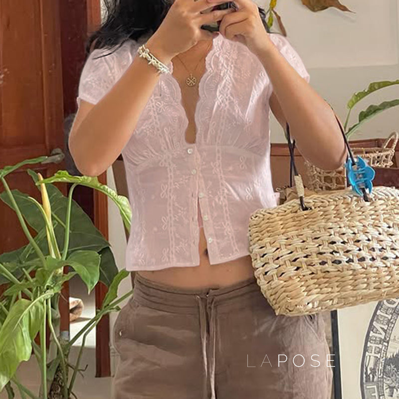 Effortlessly Elegant Blouse with a Timeless Design