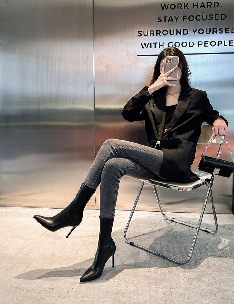 Well Tailored Boots with a Graceful Silhouette