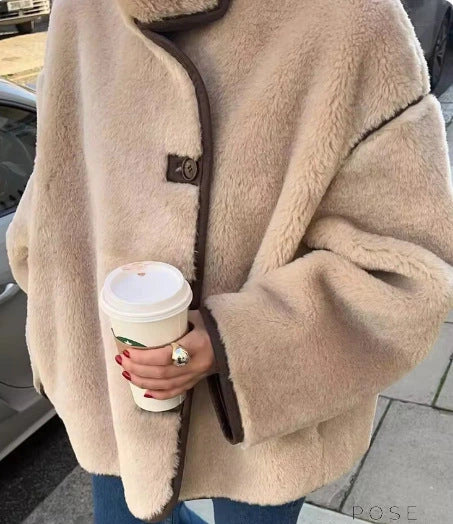 Effortlessly Elegant Coat with a Timeless Design