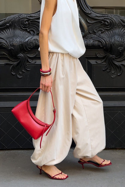 Effortlessly Elegant Pants with a Timeless Design