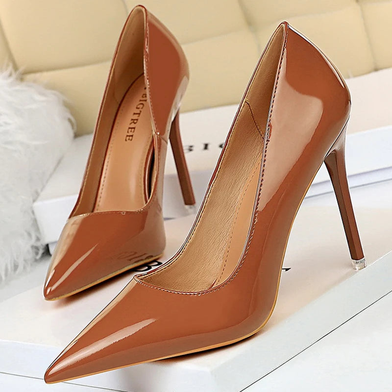 Sophisticated Garment with a Clean Classic Look
